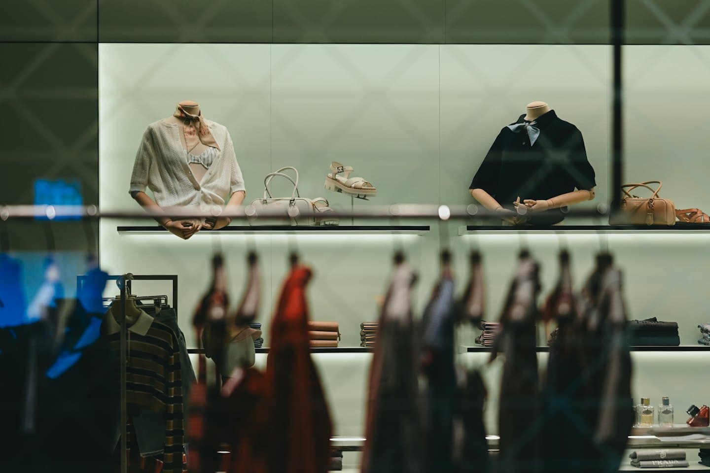 Maniquíes en el escaparate de una boutique con ropa elegante.
