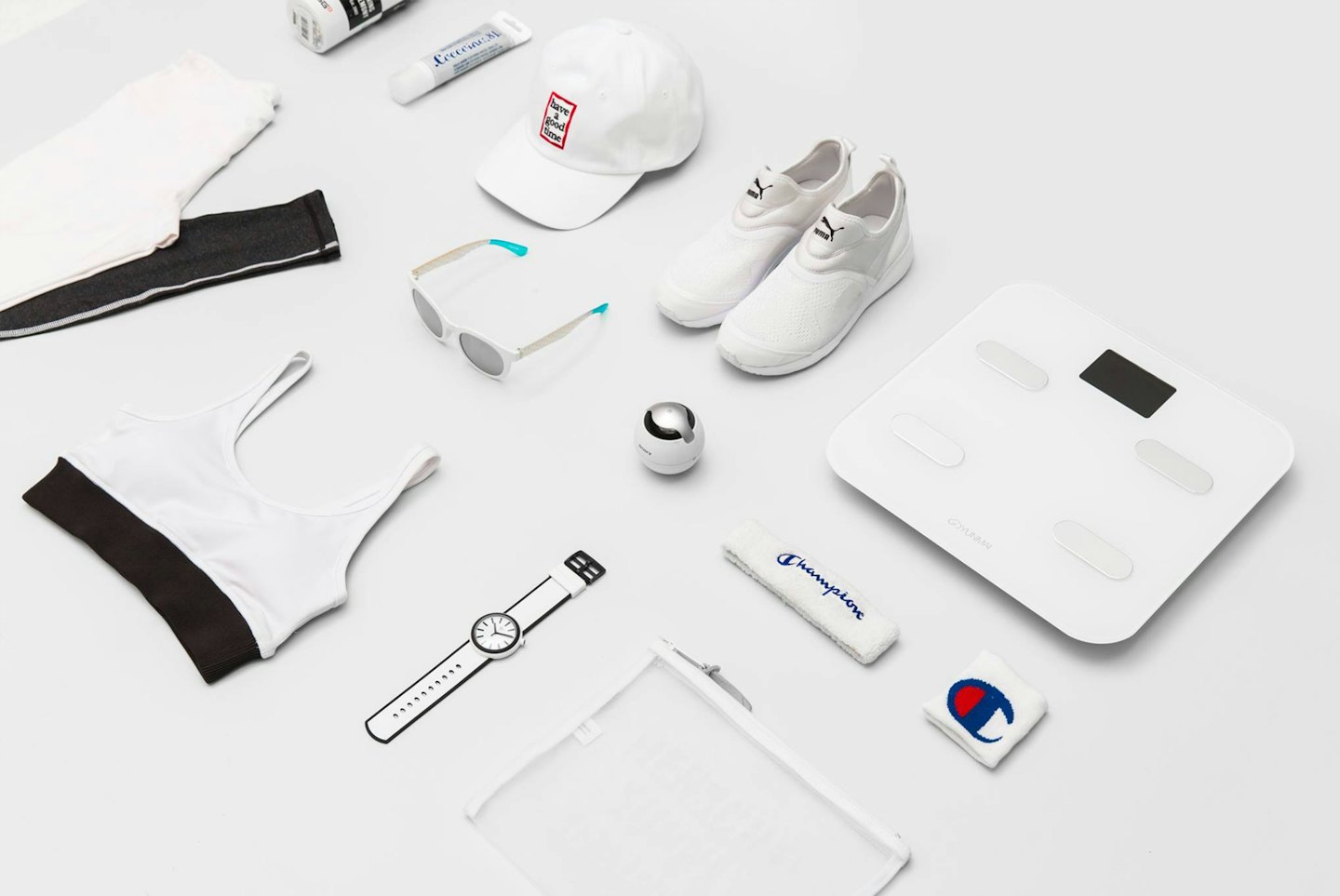 Vista aérea de ropa deportiva blanca y negra y tecnología de fitness.