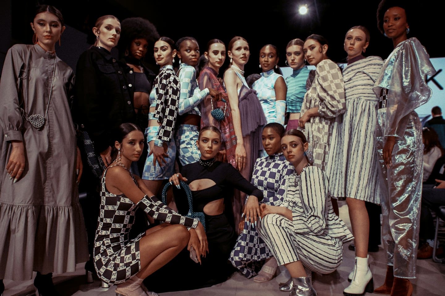 Modelos con ropa contemporánea estampada posan en un estudio.